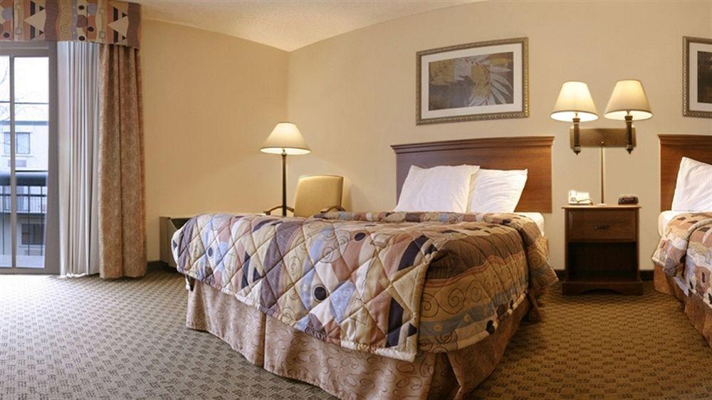 Hotel Holiday Express Airport By Ihg 3*