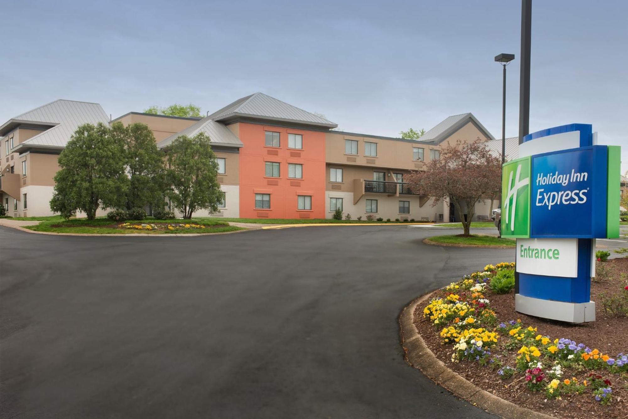 Holiday Express Airport By Ihg Nashville