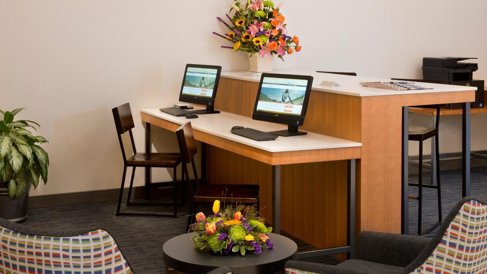 Hotel Holiday Express Airport By Ihg 3*
