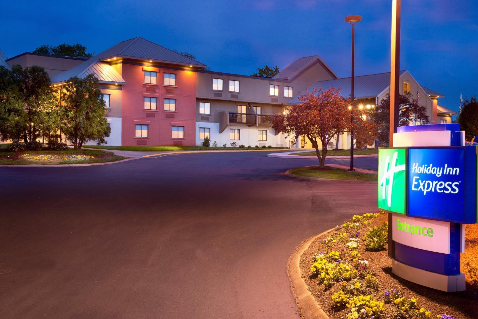 Holiday Express Airport By Ihg Hotel 3*